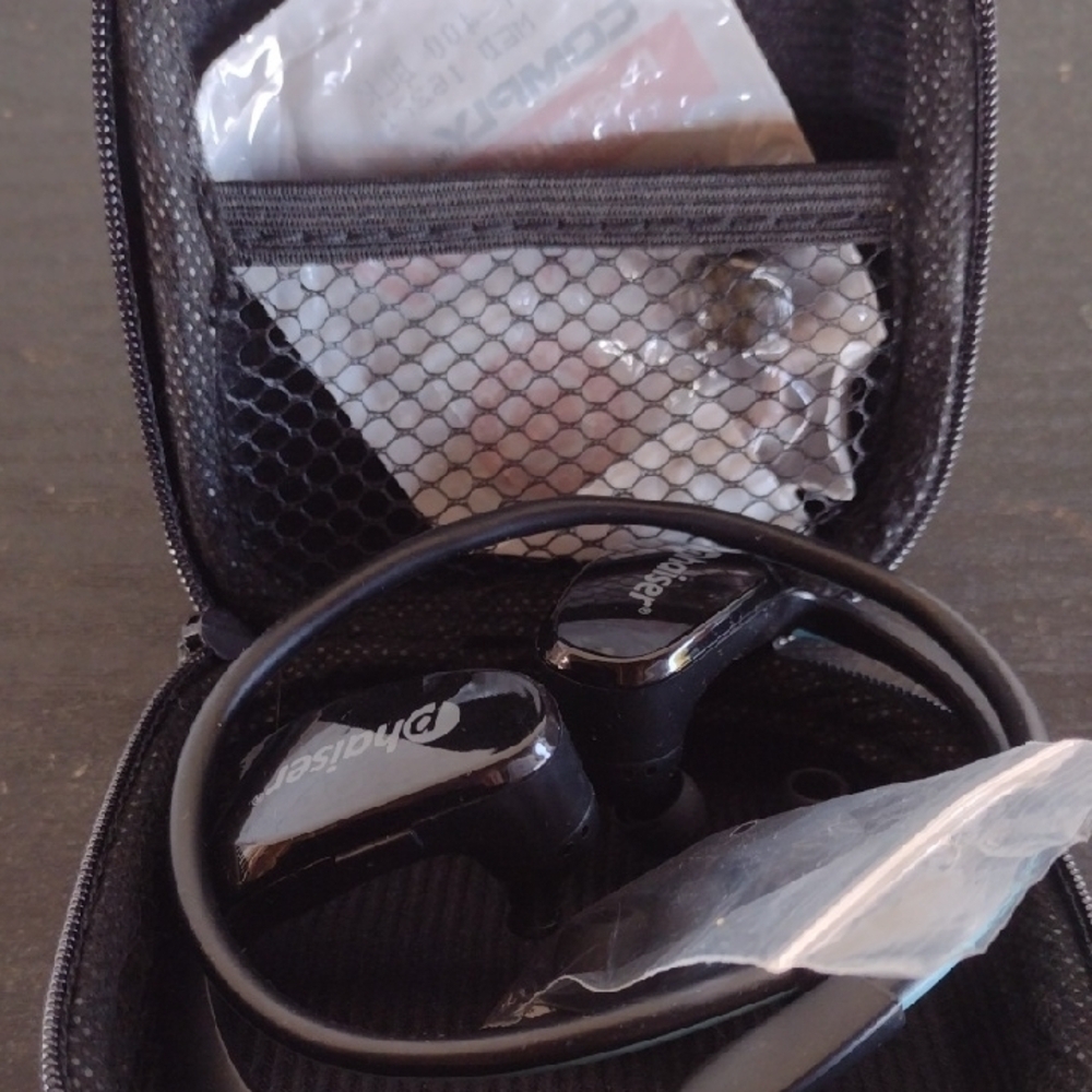 Black Plantronics Wireless EARBUDS NWT